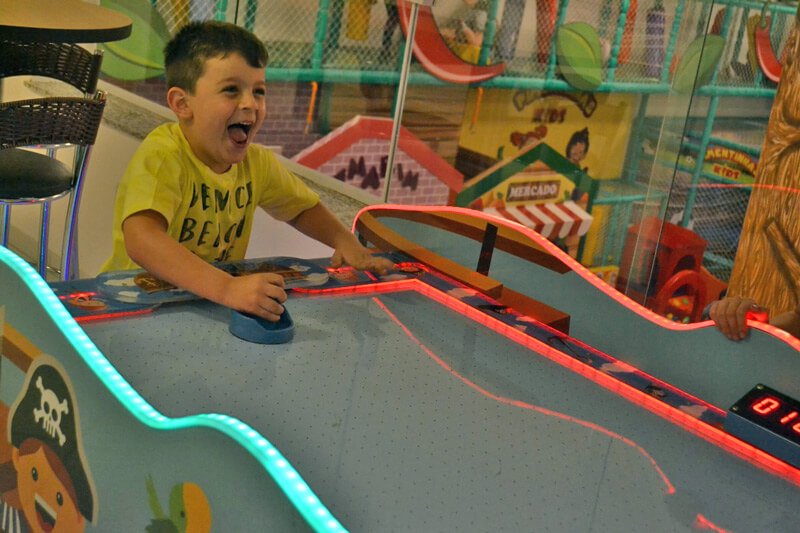 Criança brincando no buffet